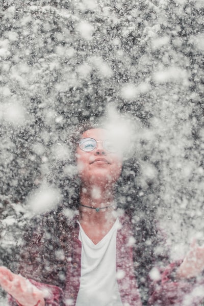 女人试图赶上下雪
